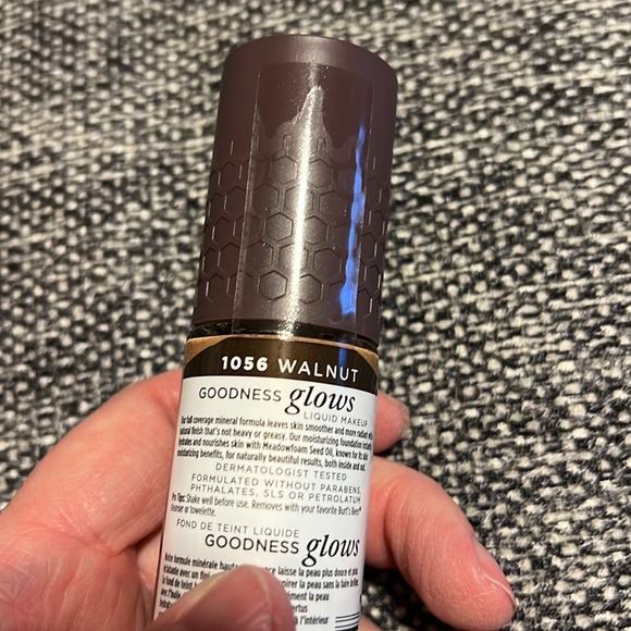 NWT Burt’s Bees Walnut Goodness Glow Liquid Makeup - Picture 4 of 5